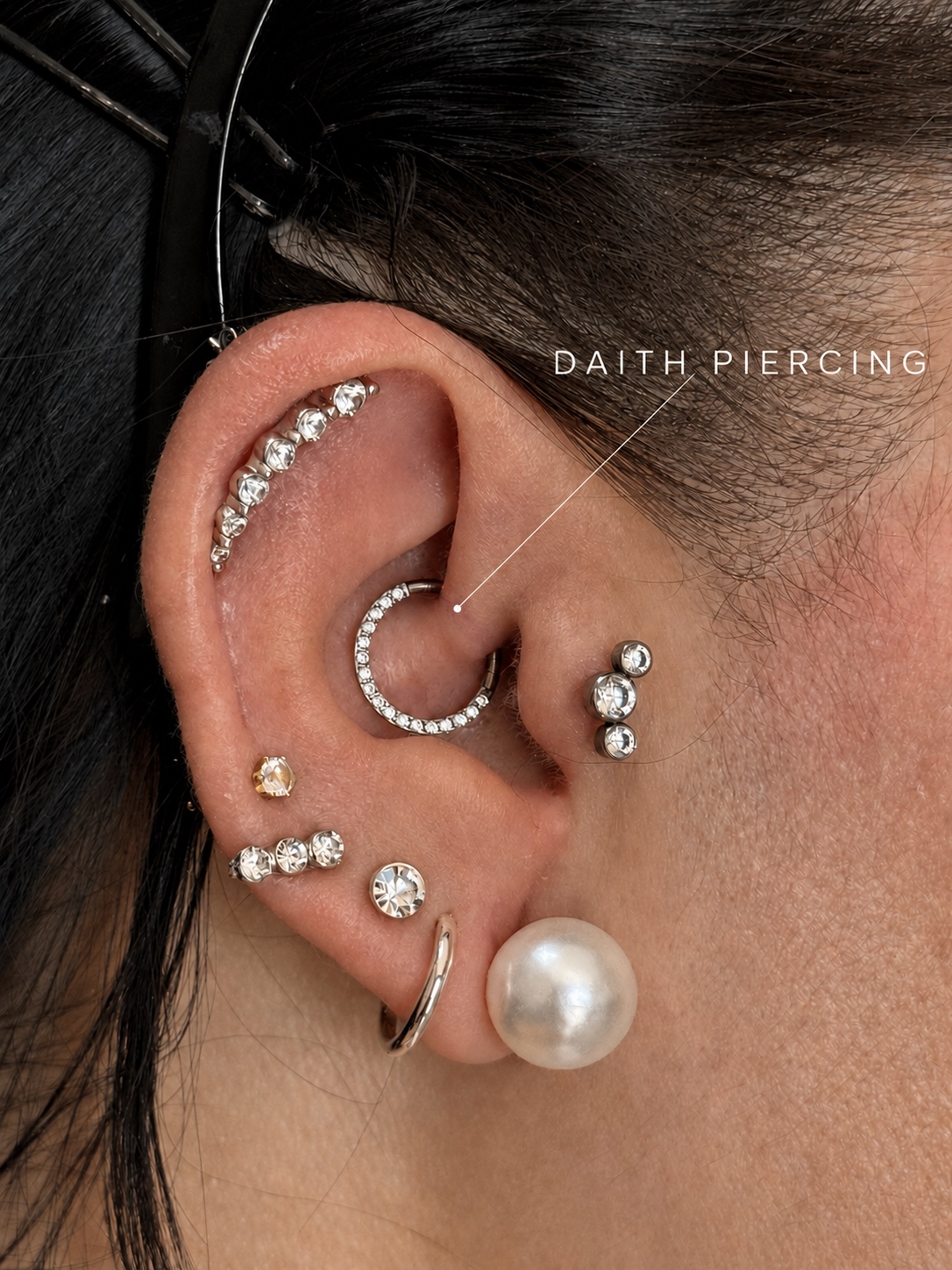 Piercing daith y composición de oreja