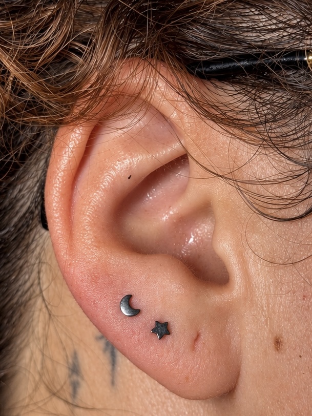 Piercings de lóbulo con luna y estrella