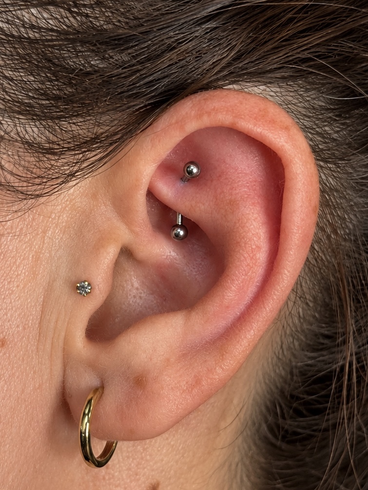 Piercing rook con joyería de acero