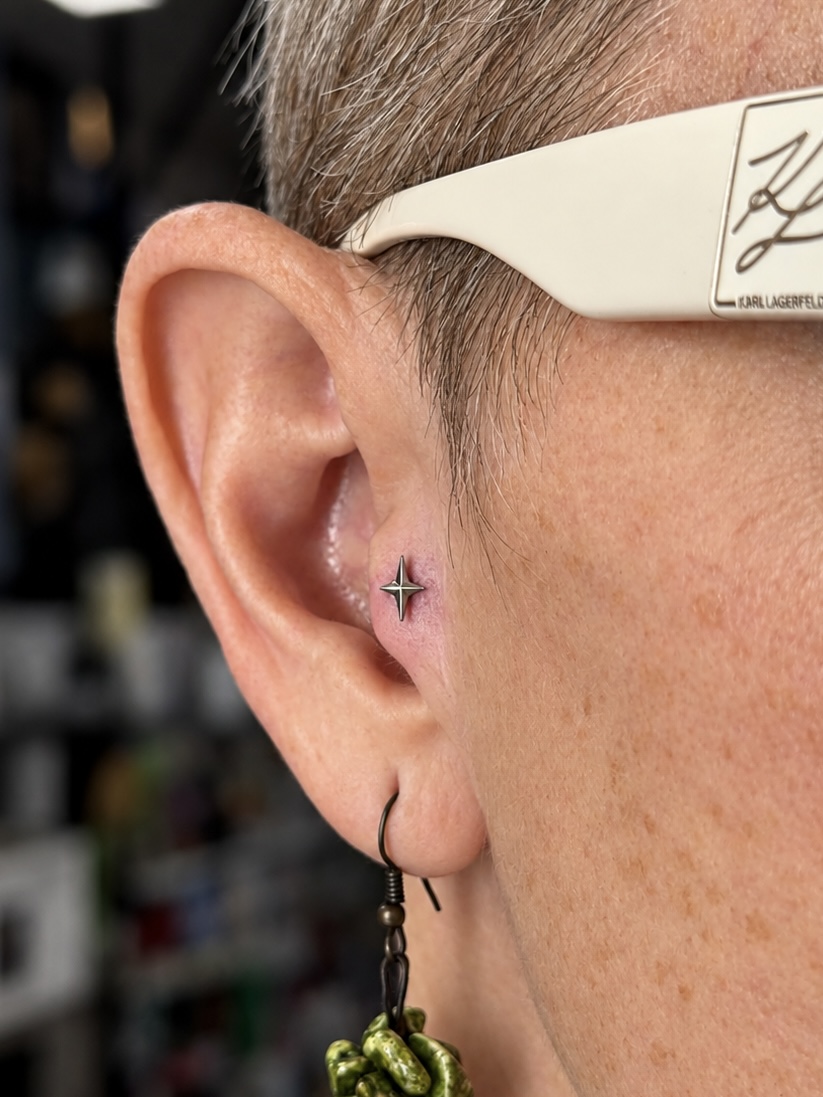 Piercing tragus con estrella